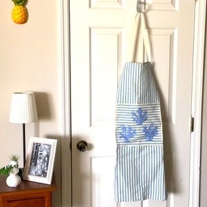 Apron and hand towel.